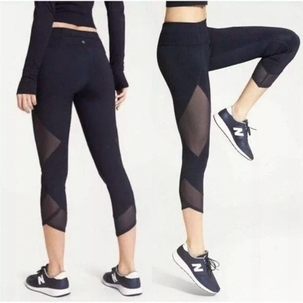 Athleta Aura Sonar Capri leggings w/mesh black PRINT (see close up pics)size XS